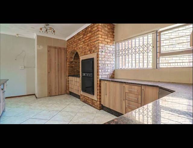 4 BEDROOM HOUSE FOR SALE IN BASSONIA